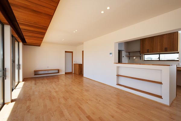 勝手口からお風呂へ直行 周遊性のあるキッチンで家事の楽な 三世代が暮らす農家住宅 実例紹介 豊橋市 野依の家