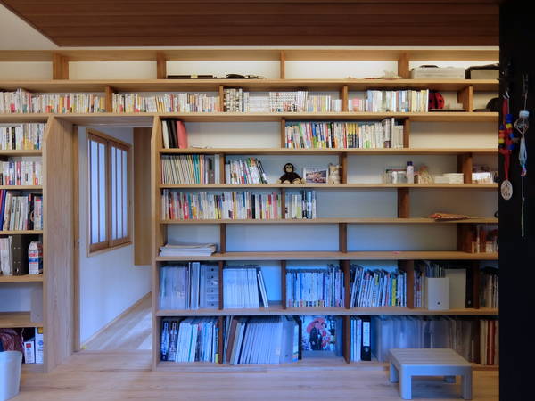 豊川市・赤坂台の家 一年点検 (図書室本棚)