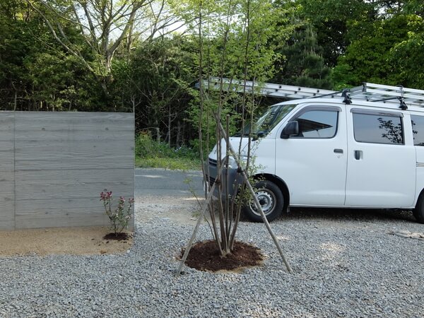 赤坂台の家_竣工写真 杉板型枠コンクリート塀